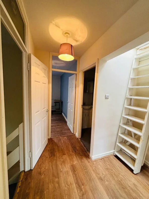 Room Thomas Baines Road in Greater London