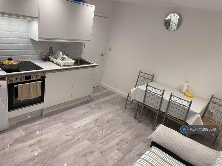 Flat Vicarage Farm Road in Greater London