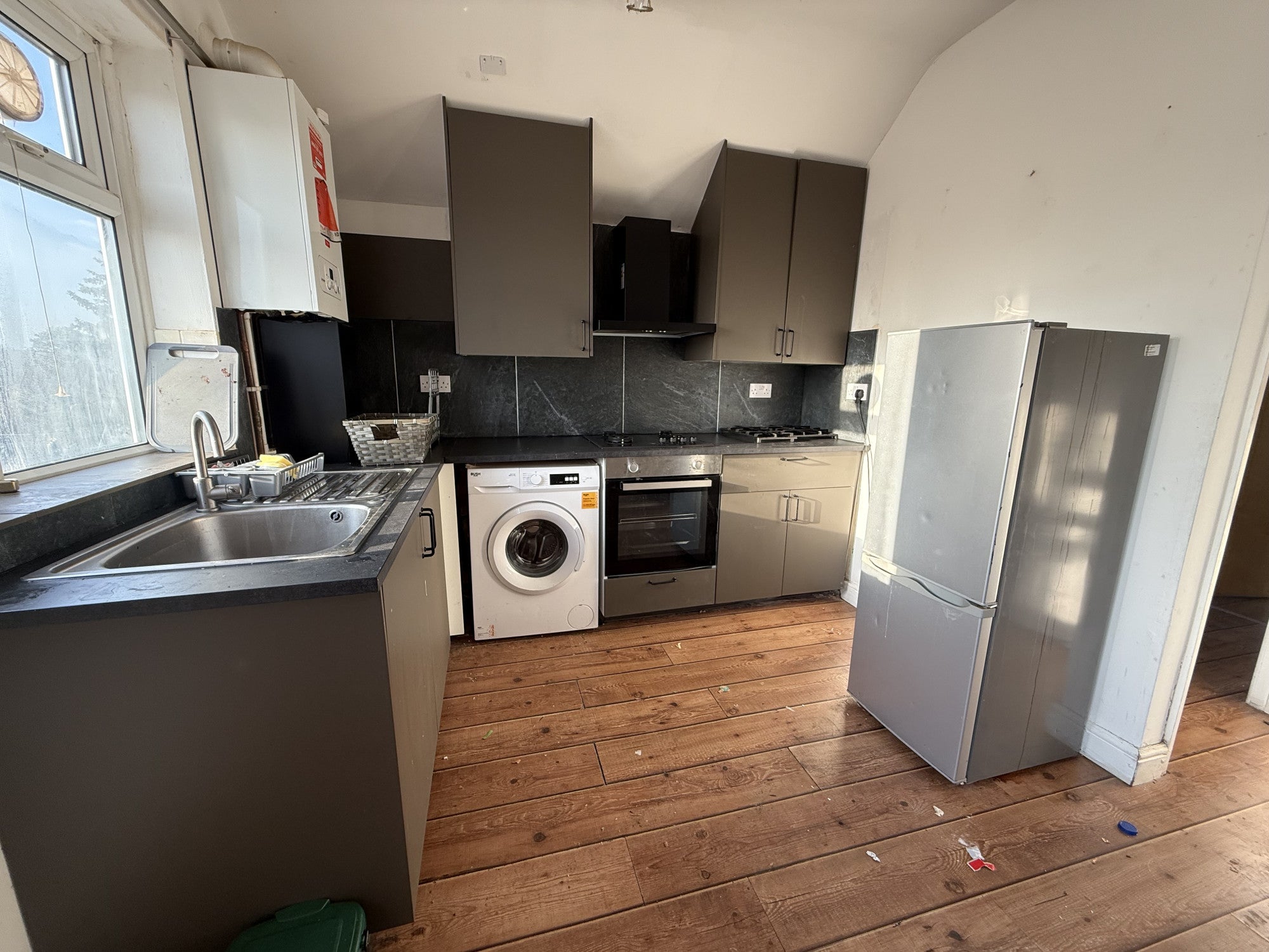 Flat Hanworth Road in Greater London