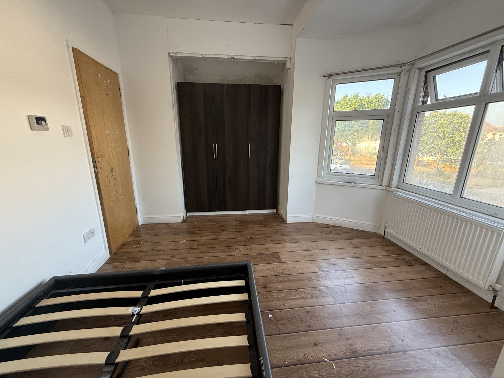 Flat Hanworth Road in Greater London