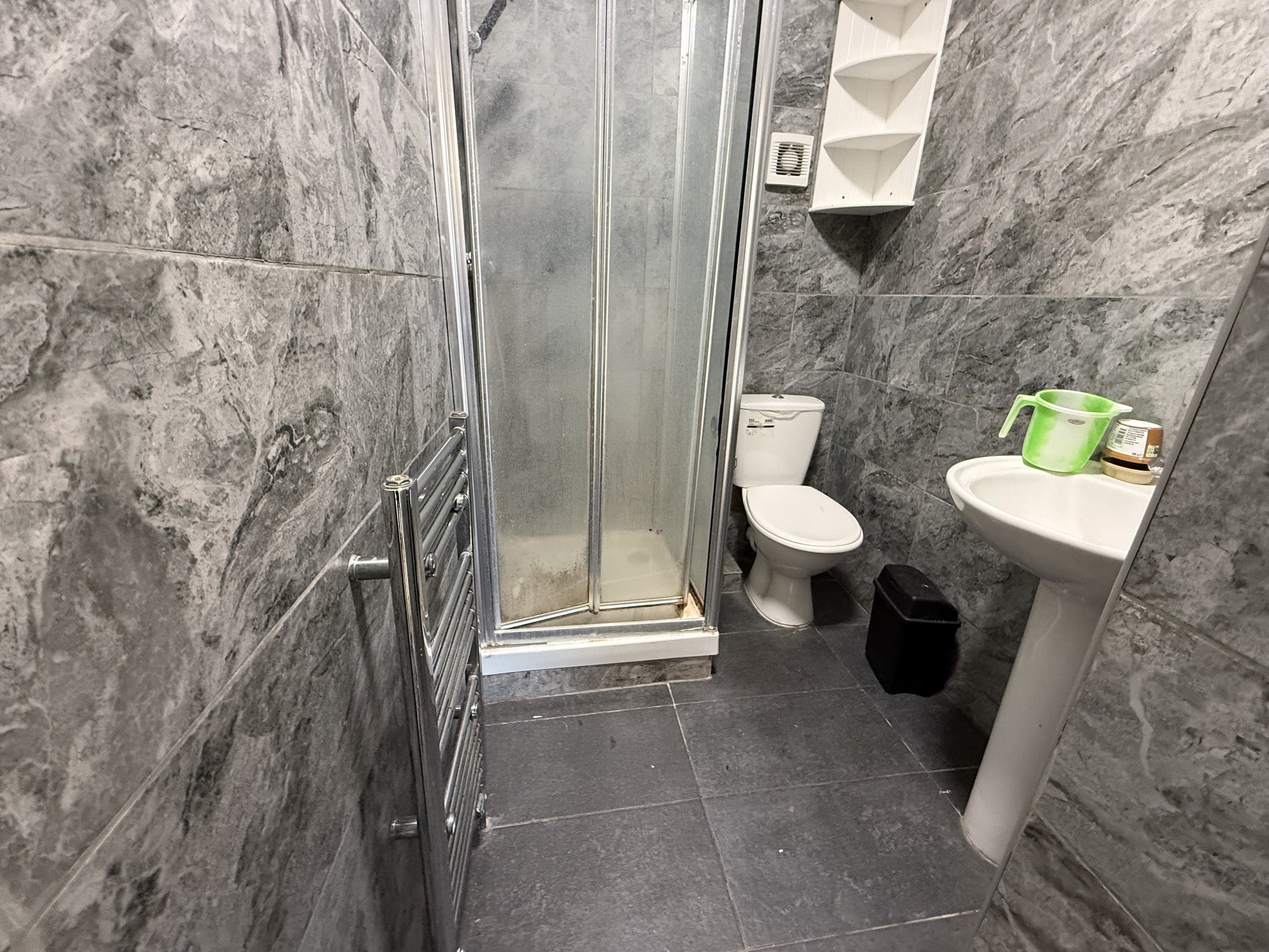 Flat Hanworth Road in Greater London