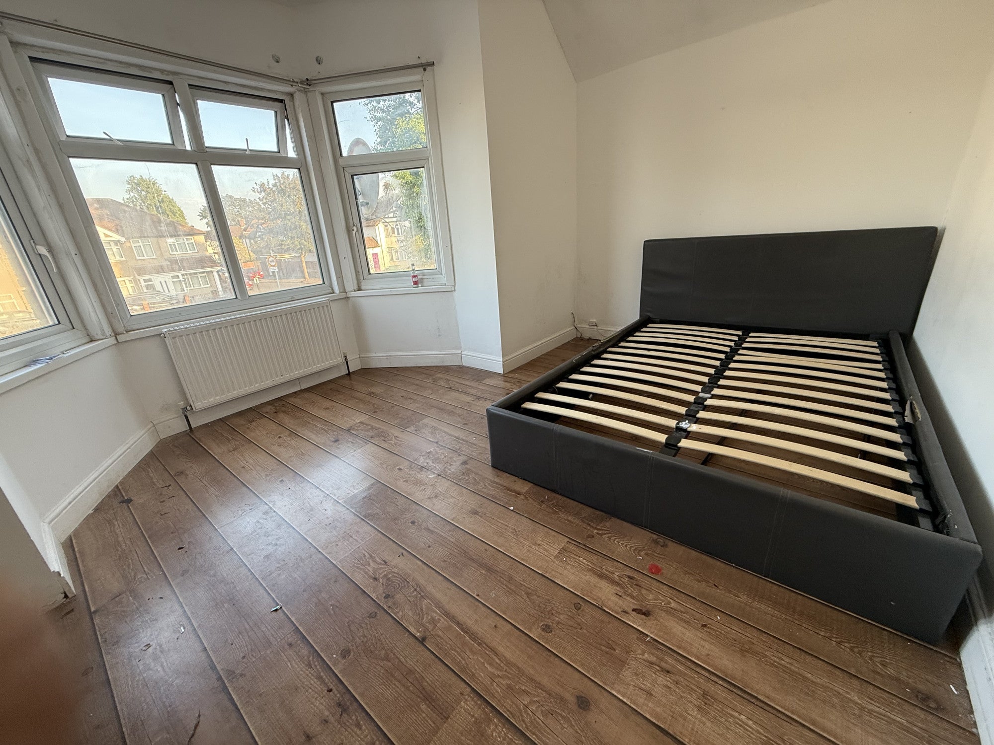 Flat Hanworth Road in Greater London