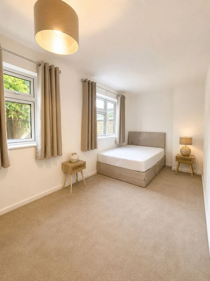 Room Middlebere Crescent in Poole