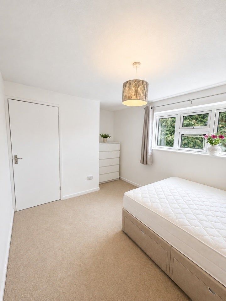 Room Middlebere Crescent in Poole