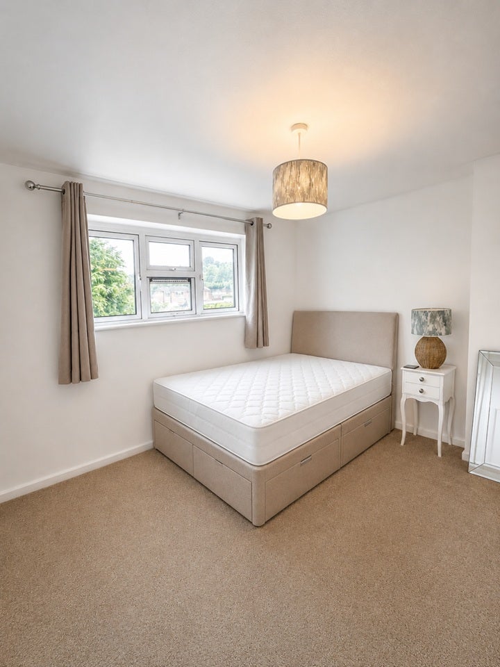 Room Middlebere Crescent in Poole