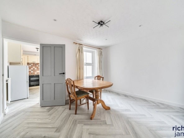House Upper Pavenhill in Purton