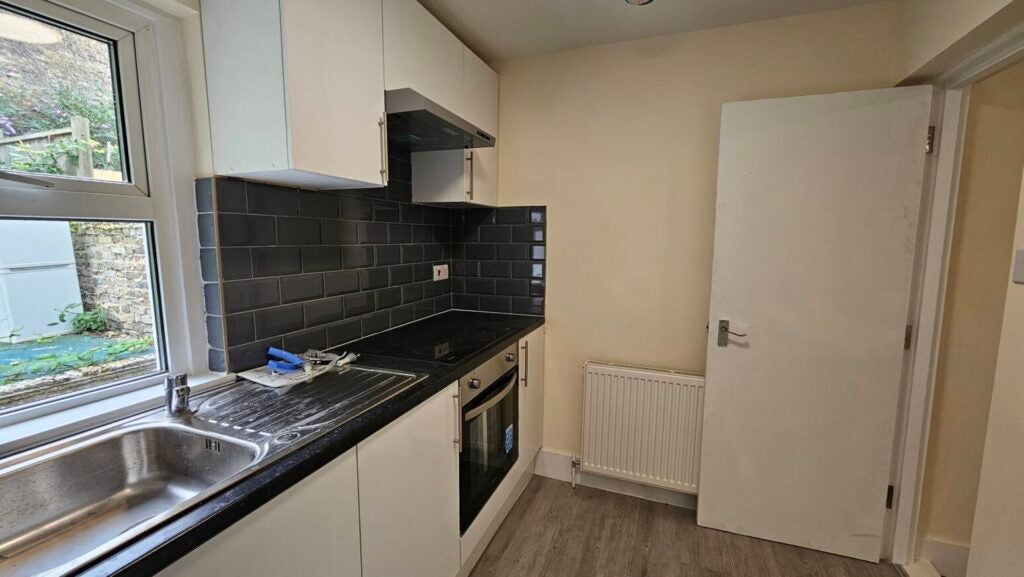 Flat Kilburn Park Road in City of Westminster