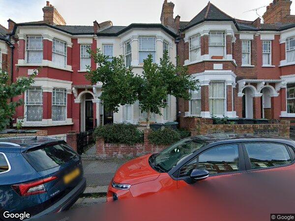 Flat Rathcoole Avenue in Greater London