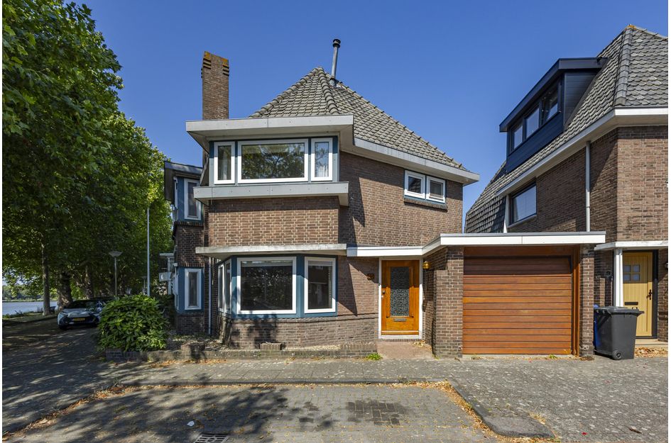 Twee-onder-één-kap te koop: Adriaan Volkersingel 11, Sliedrecht