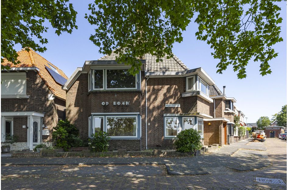 Twee-onder-één-kap te koop: Adriaan Volkersingel 11, Sliedrecht