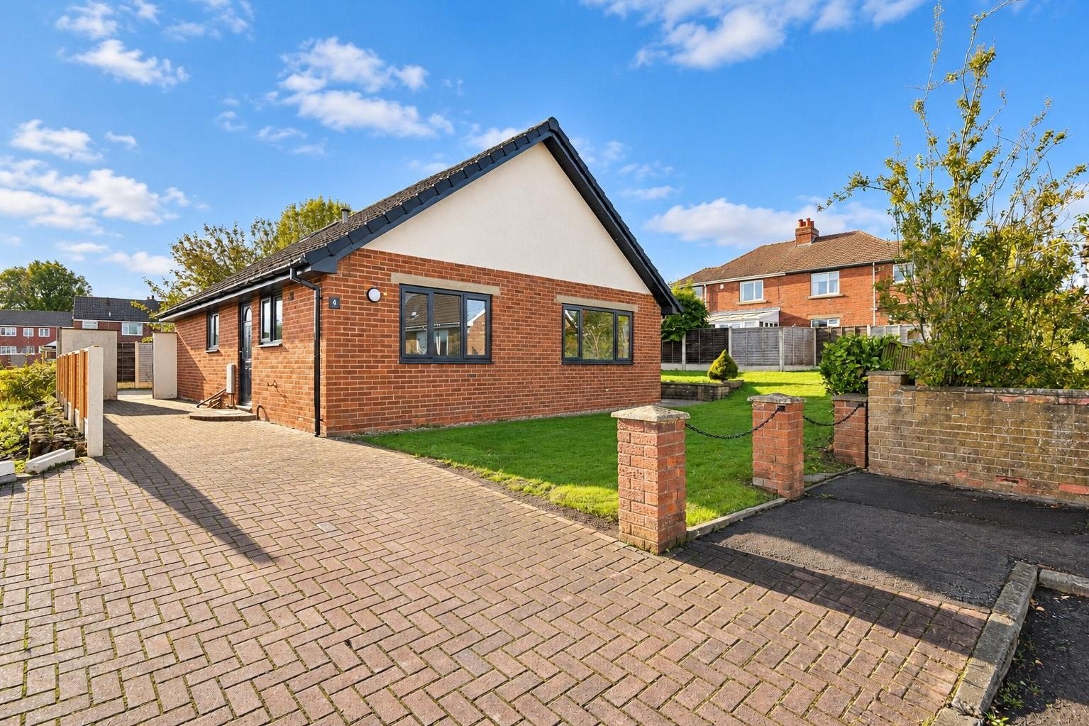 House Hawthorne Close in Wakefield