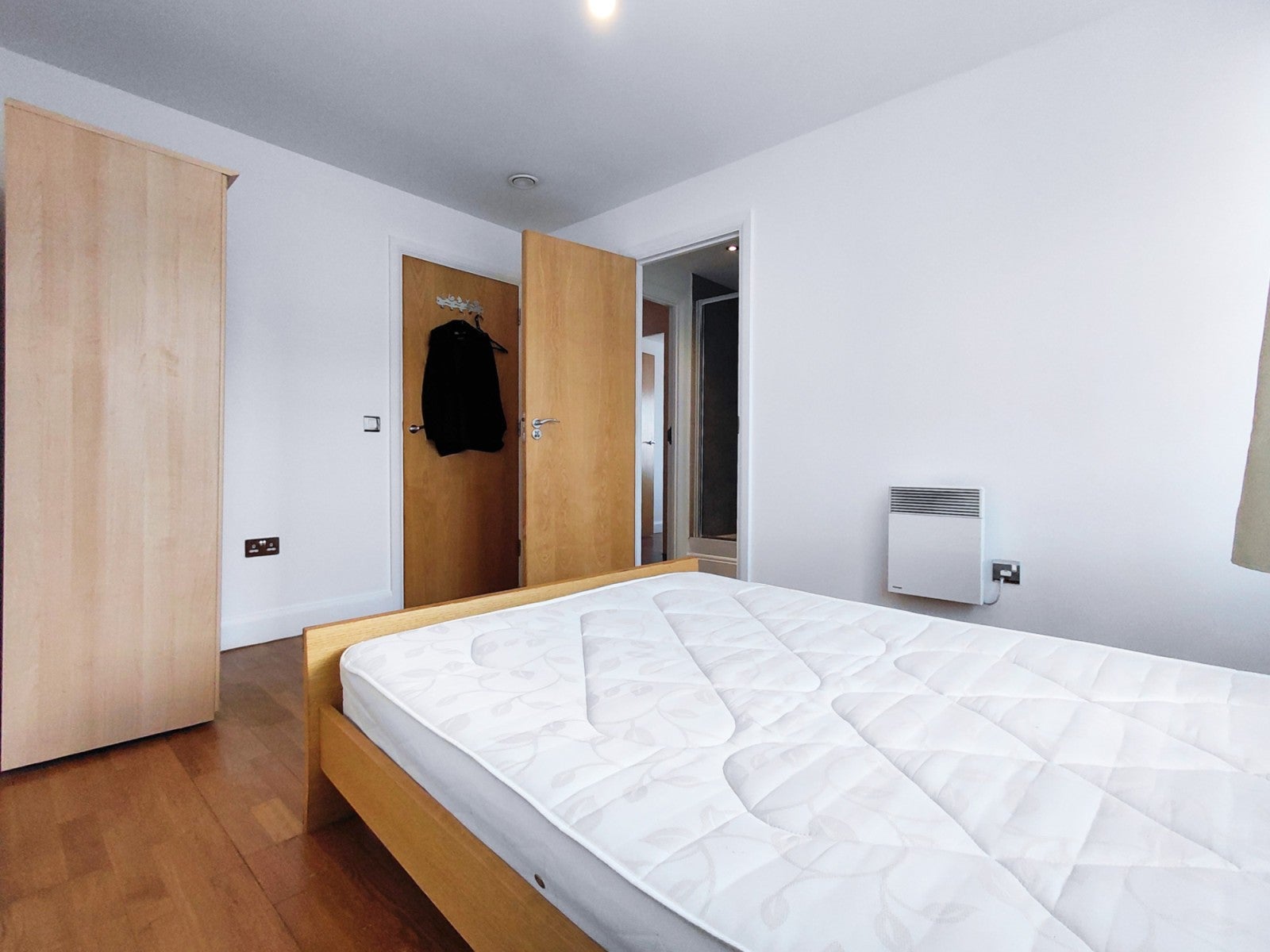 Flat Hanger Green in Greater London