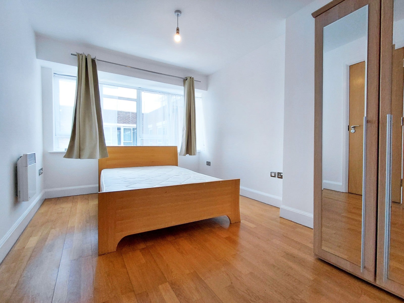 Flat Hanger Green in Greater London