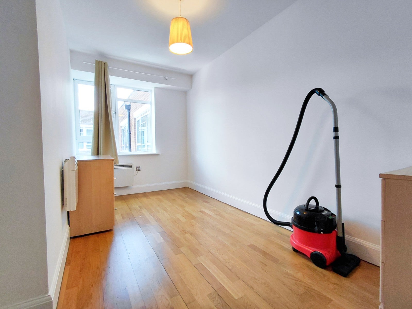Flat Hanger Green in Greater London