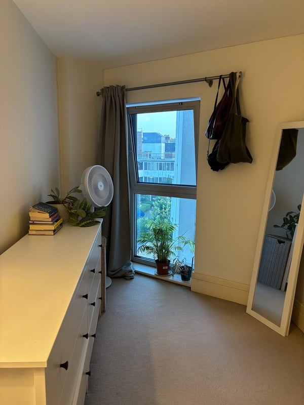 Room Plough Road in Greater London