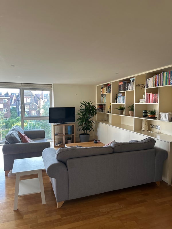 Room Plough Road in Greater London