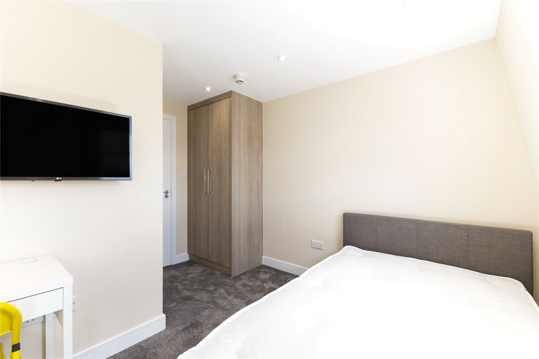 Room Kilmaine Road in Greater London