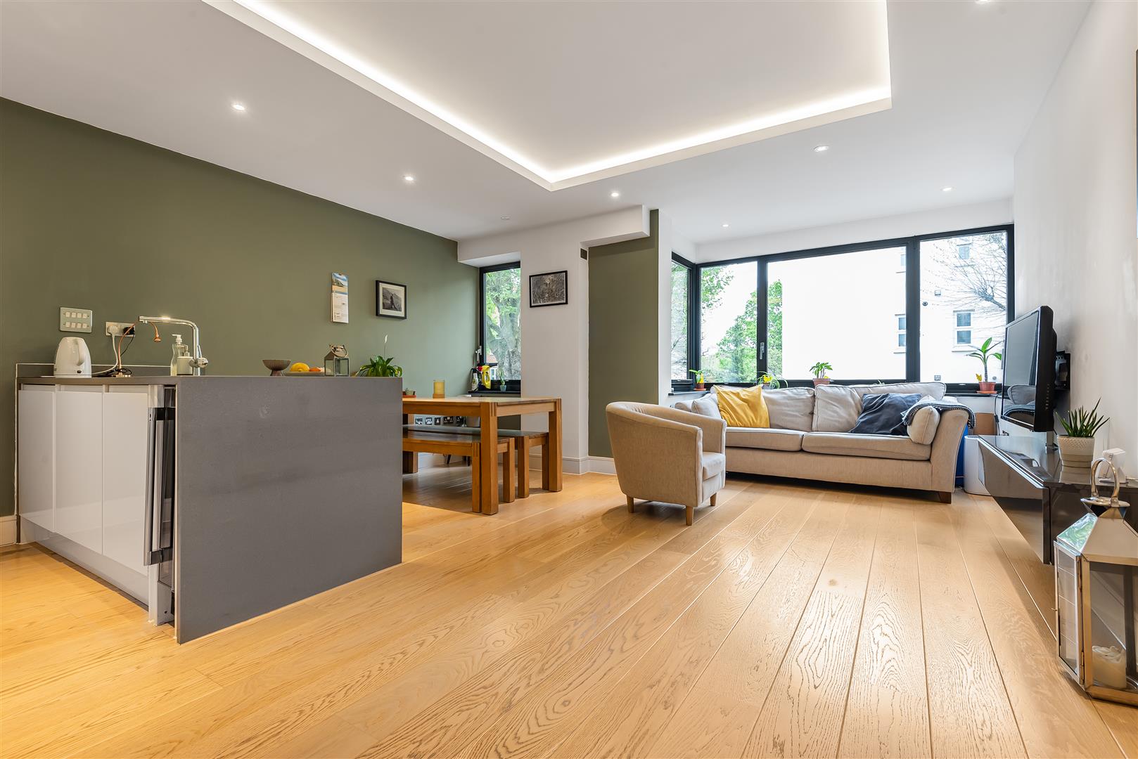 Flat Maple Road in Greater London