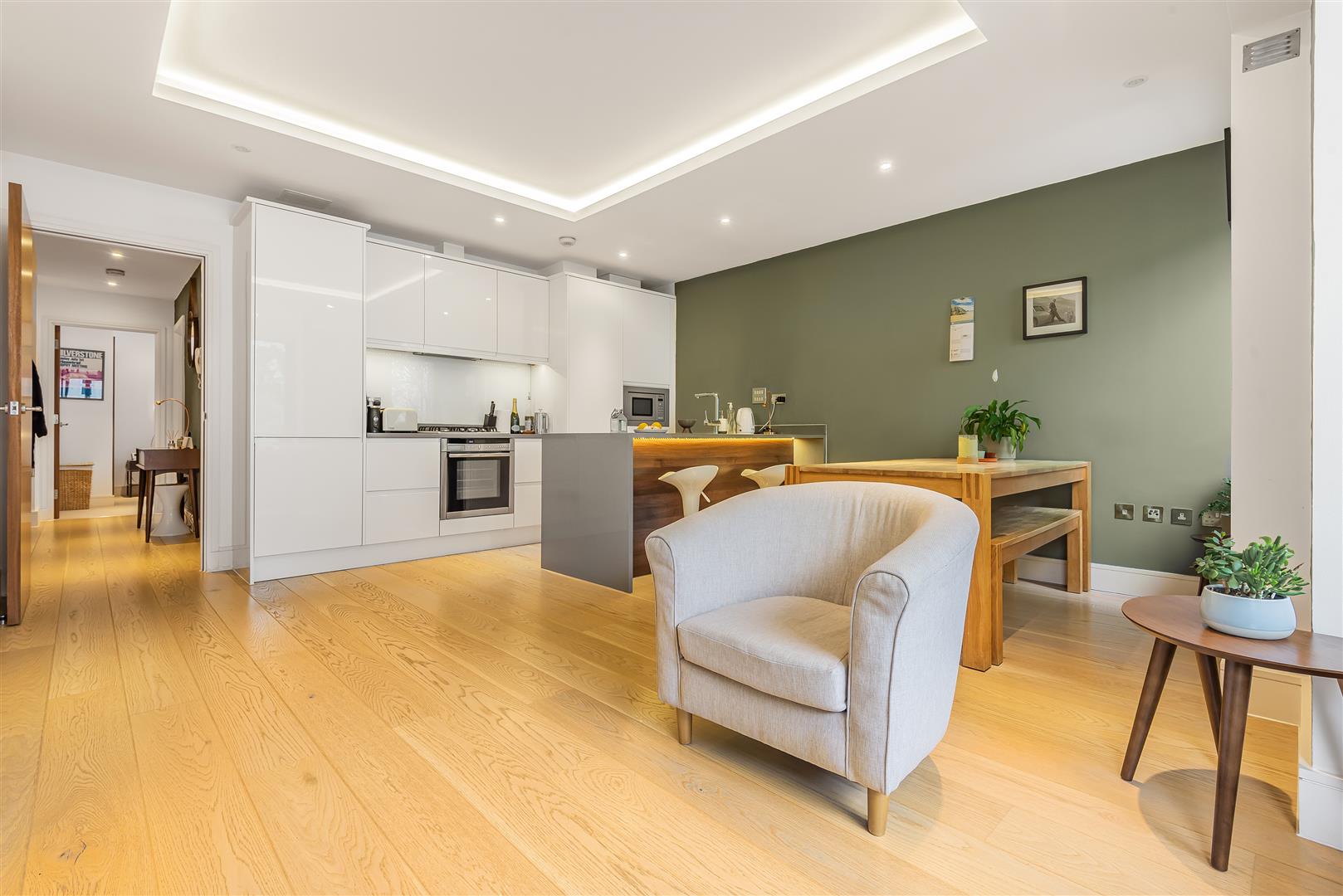 Flat Maple Road in Greater London