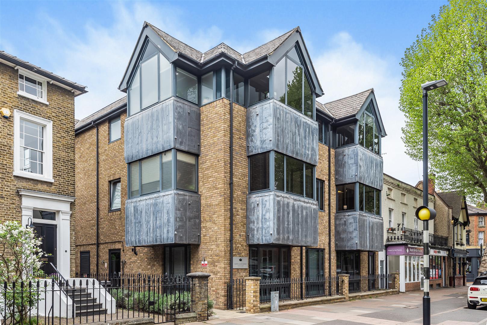 Flat Maple Road in Greater London
