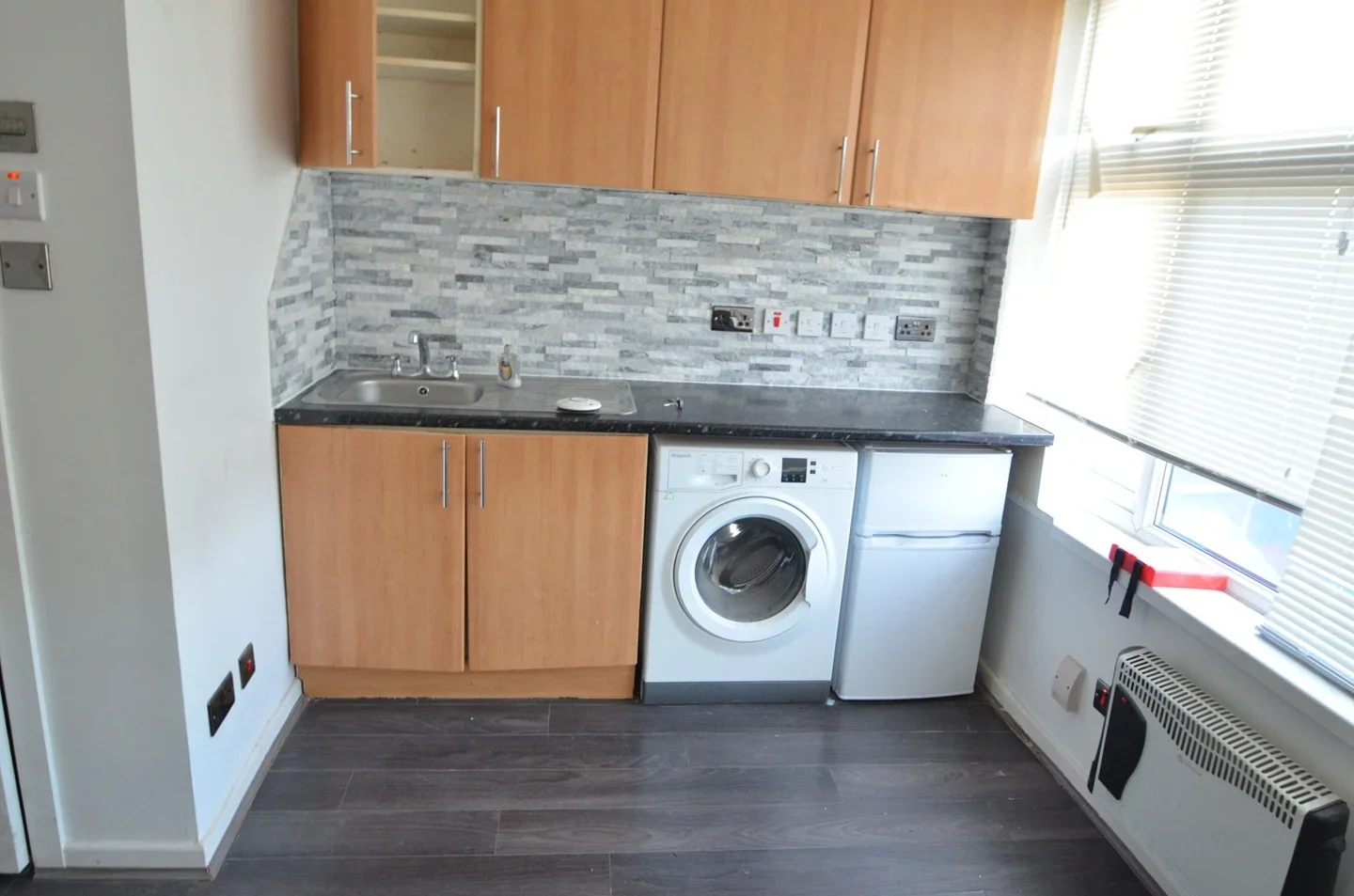 Flat Roberts Road in Greater London