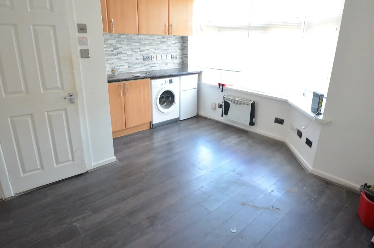 Flat Roberts Road in Greater London