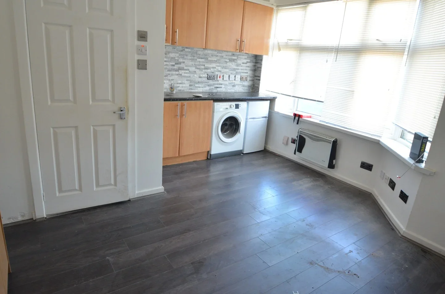 Flat Roberts Road in Greater London