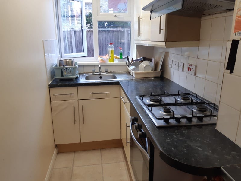 Room Hampton Road in Greater London