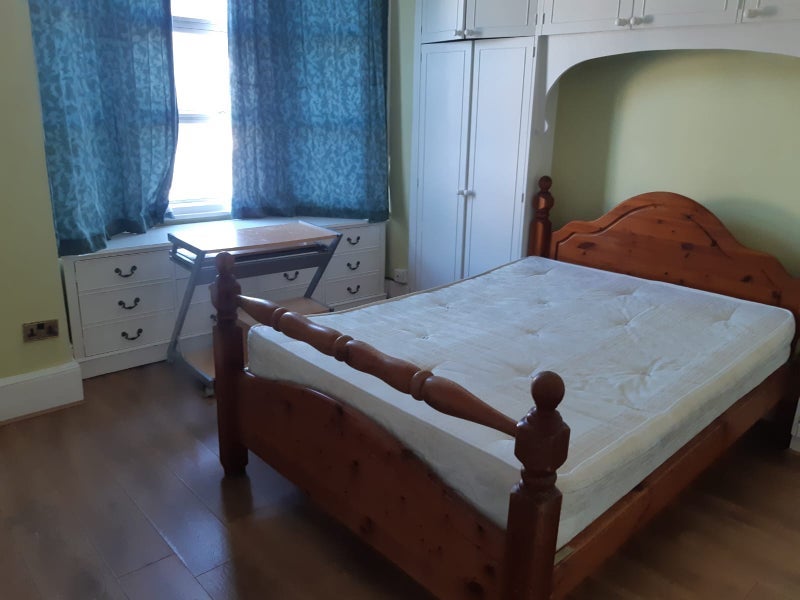 Room Hampton Road in Greater London
