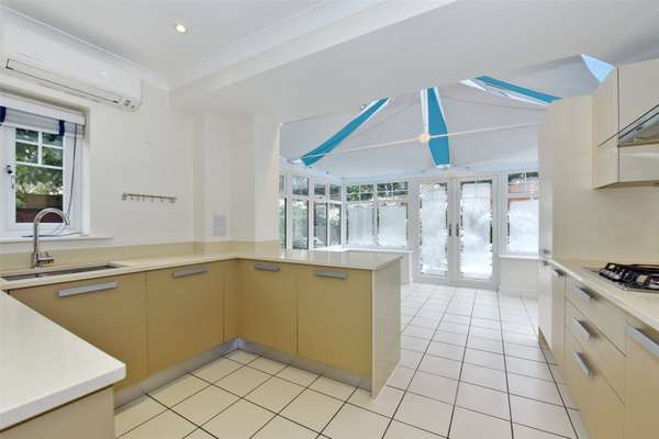 House Halcyon Close in Elmbridge