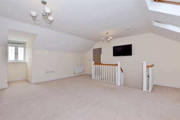 House Halcyon Close in Elmbridge