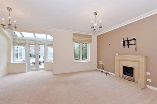 House Halcyon Close in Elmbridge