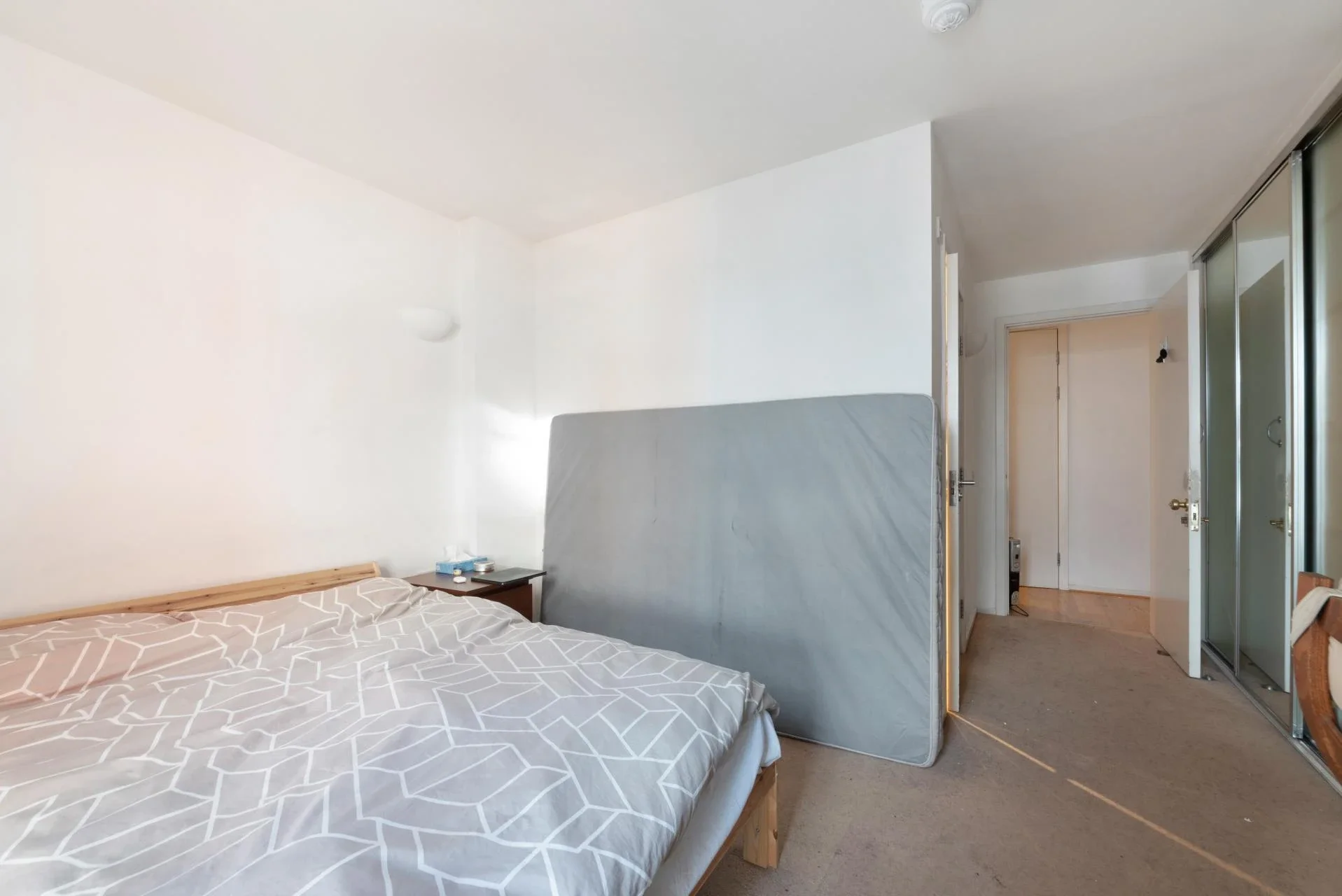 Flat Blackwall Way in Greater London
