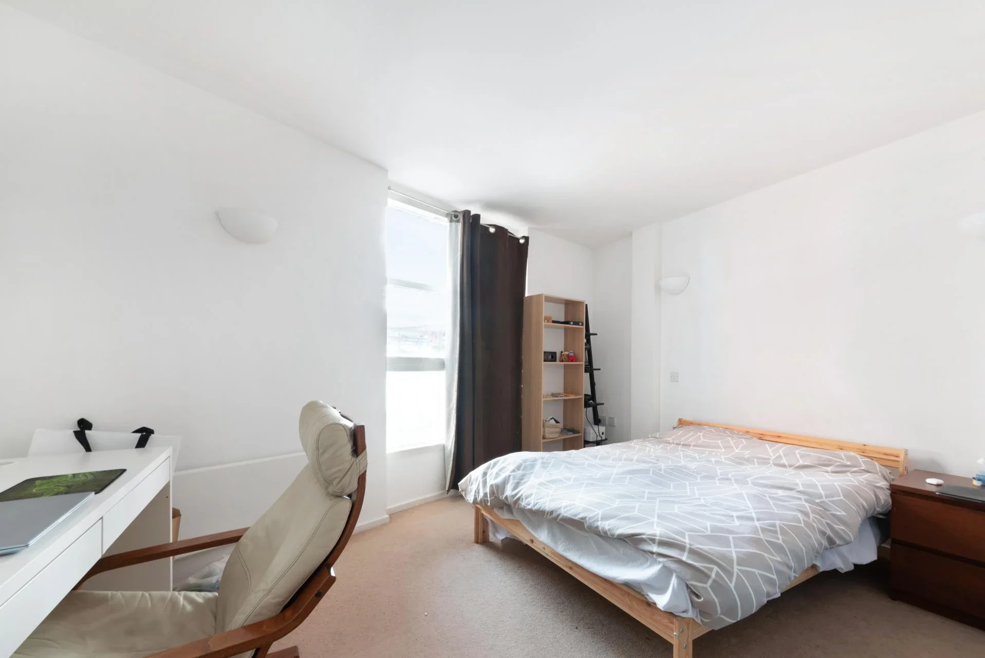 Flat Blackwall Way in Greater London