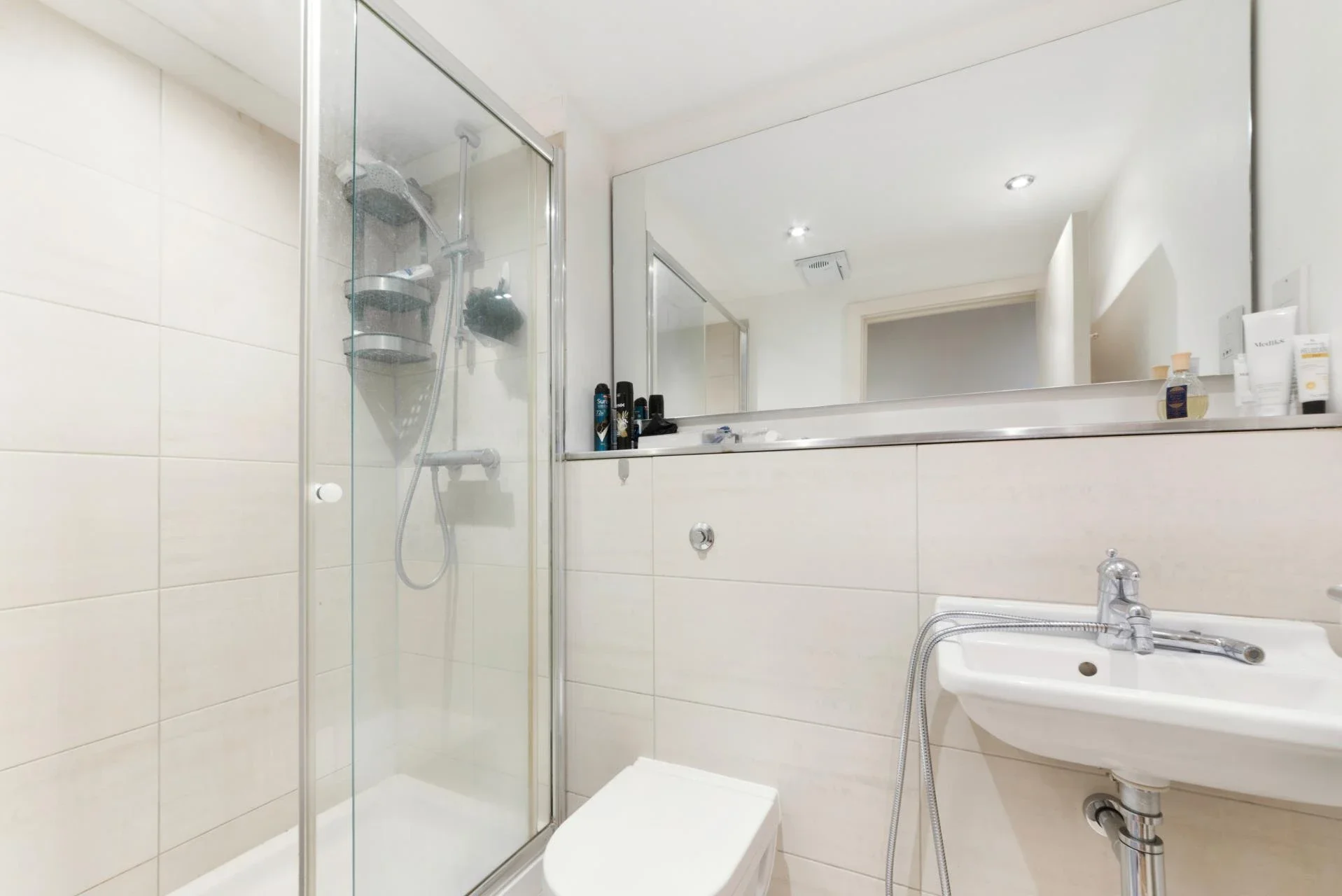 Flat Blackwall Way in Greater London