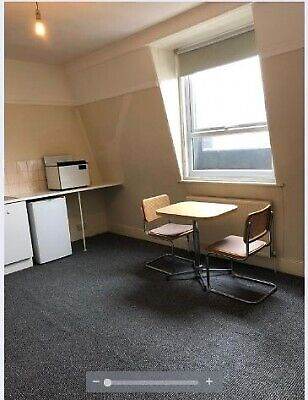Flat Cathnor Road in Greater London