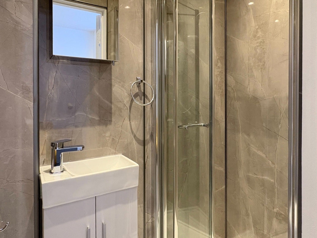 Flat Chichele Road in Greater London