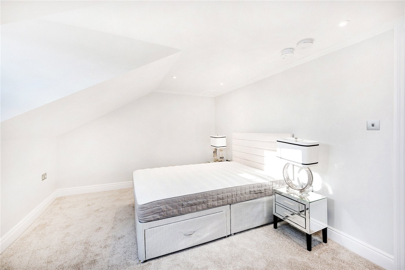 Flat Grosvenor Avenue in Greater London