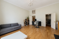 Flat Eardley Crescent in Greater London
