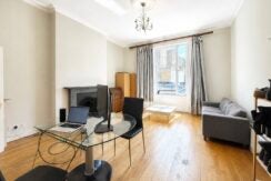 Flat Eardley Crescent in Greater London