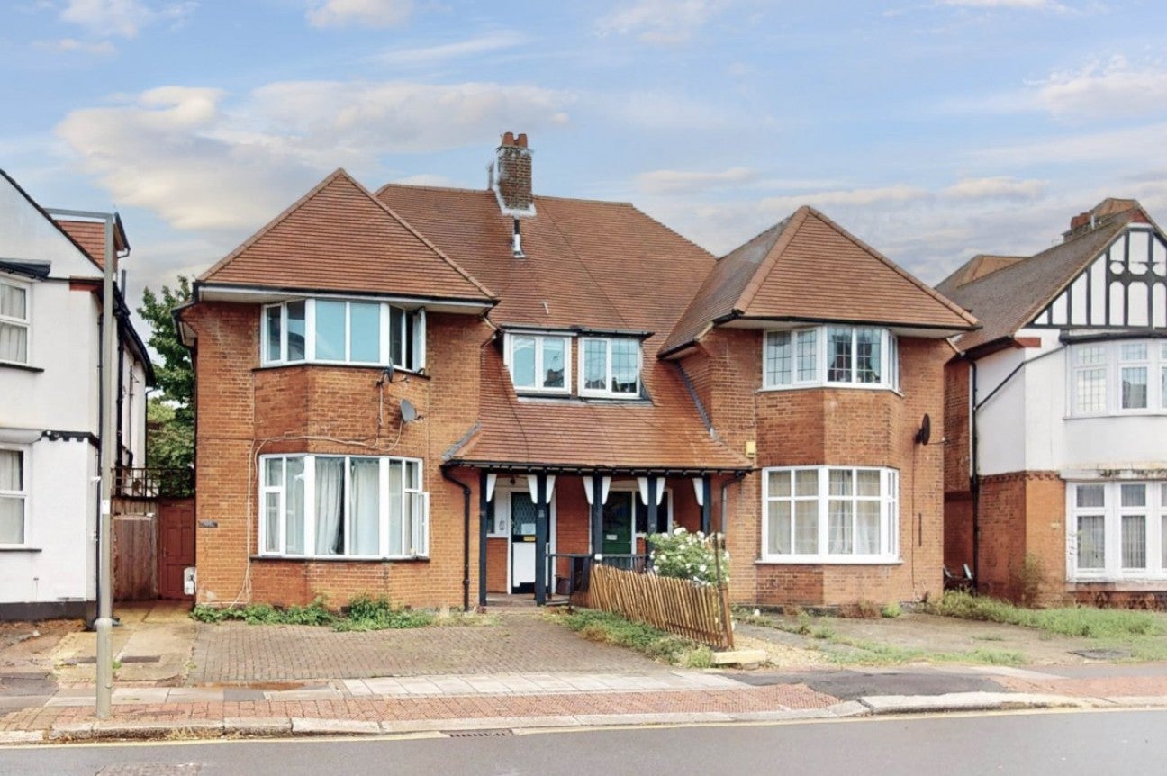 Flat Golders Green Crescent in Greater London