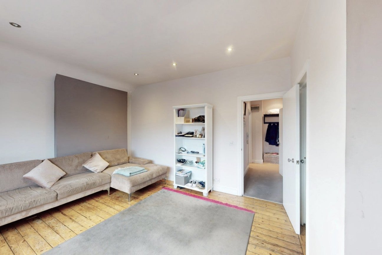 Flat Golders Green Crescent in Greater London
