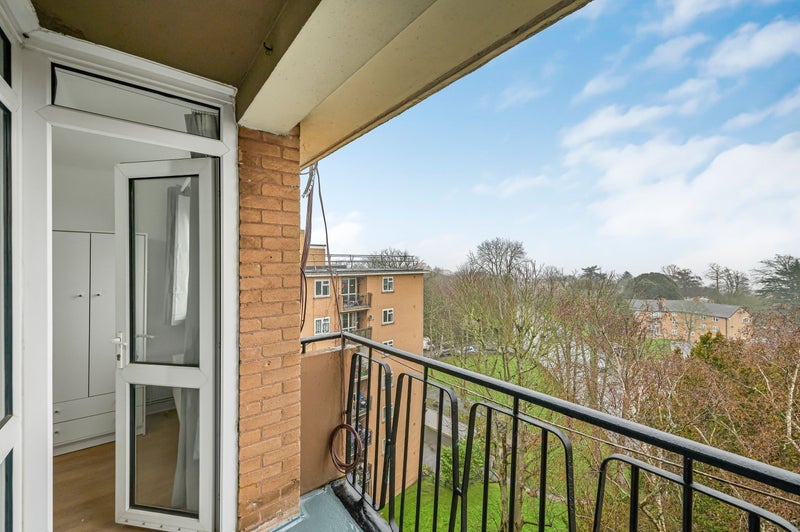 Room Crescent Wood Road in Greater London