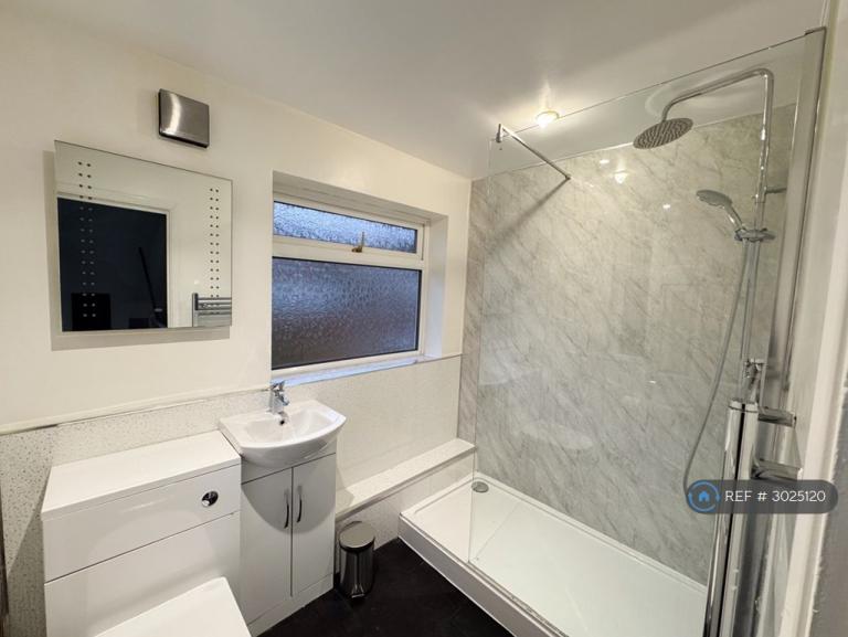 Room Near Vallens in Telford