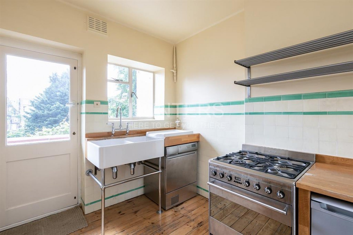 Flat Clissold Crescent in Greater London