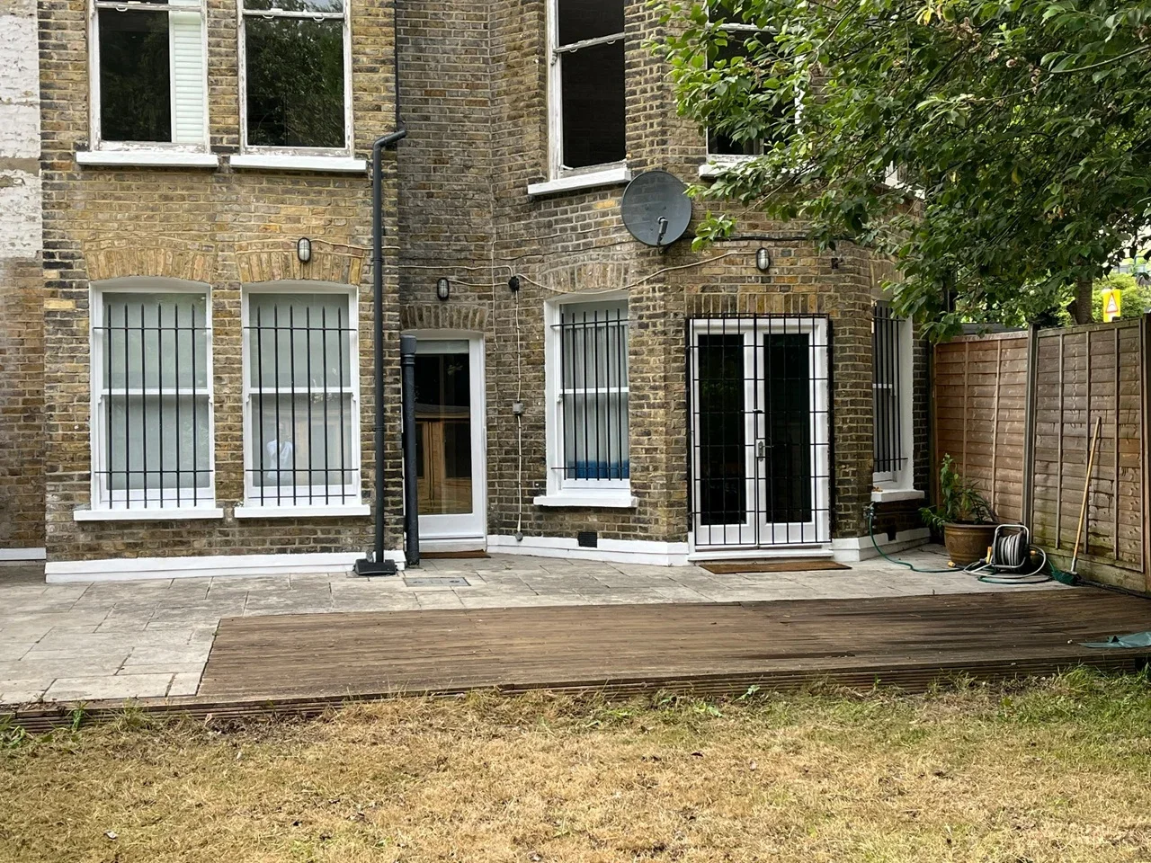 Flat Christchurch Avenue in Greater London