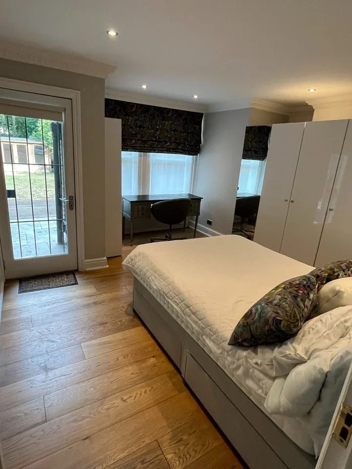 Flat Christchurch Avenue in Greater London