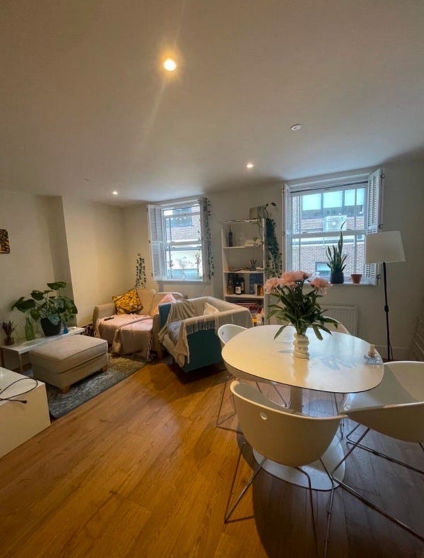 Room Frederick's Row in Greater London