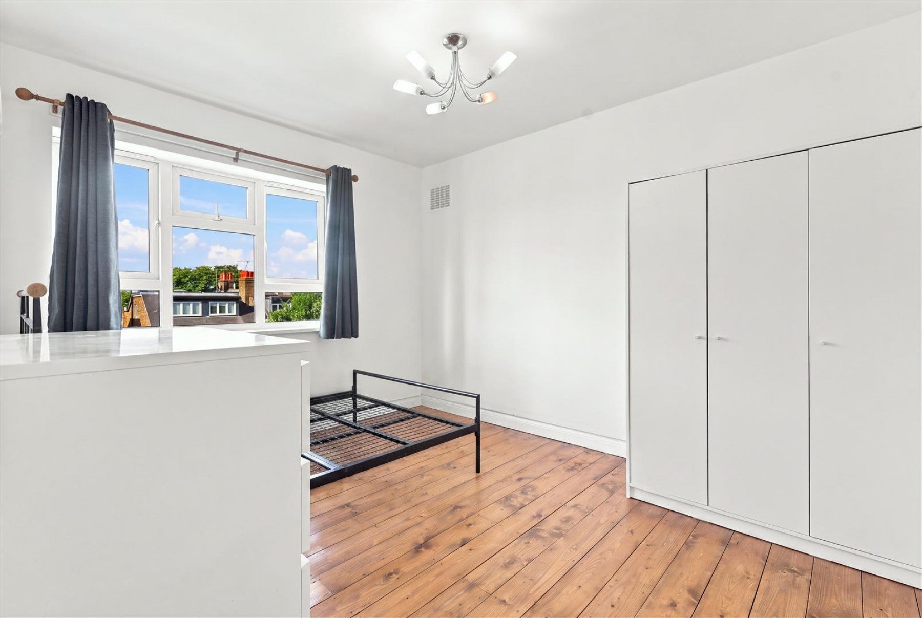 Flat Queen's Drive in Greater London