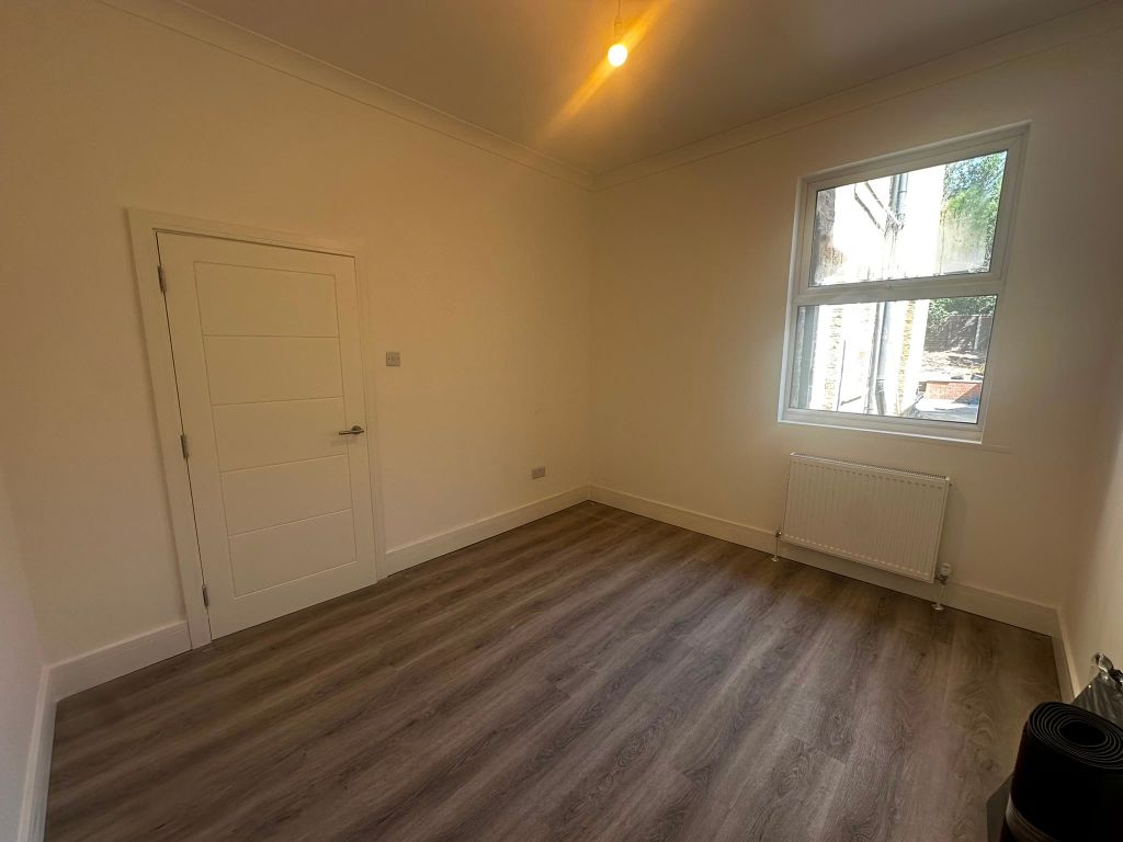 Flat Brownhill Road in Greater London